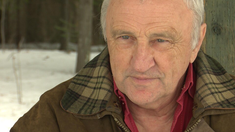 Le président de l'Action boréale, Henri Jacob, en entrevue dans la forêt Piché-Lemoine. 
