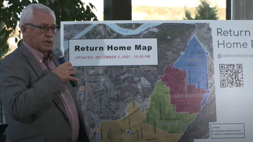 Le maire d'Abbotsford Henry Braun devant la carte du retour à la maison.