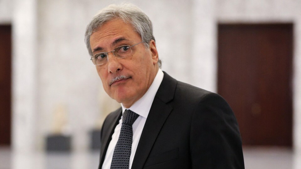 Plan rapproché de Henry Khoury, qui regarde à sa gauche.