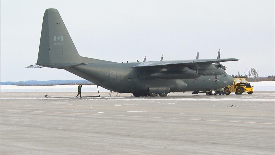 Un Avion Hercules Se Pose D Urgence A Bagotville Radio Canada Ca