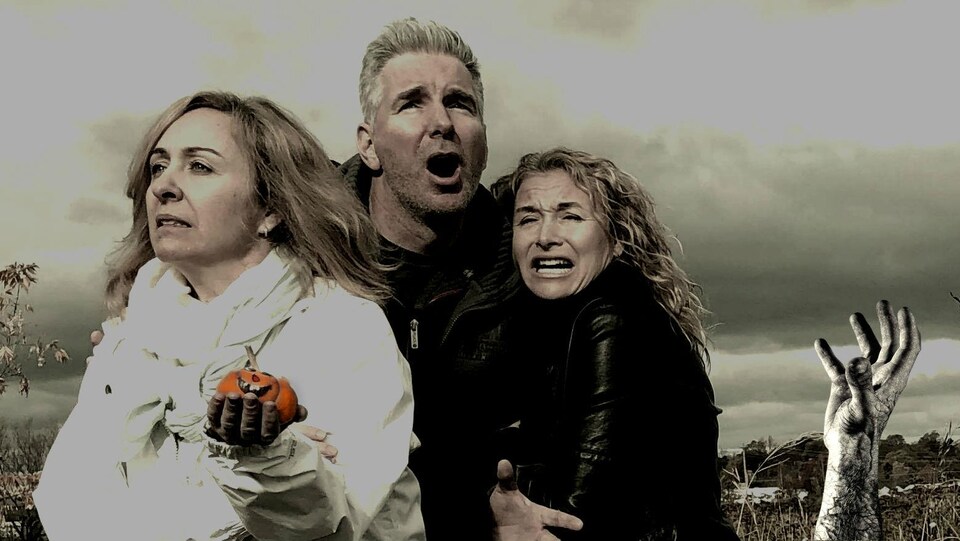 Trois animateurs se font attaqué par une main de zombie.