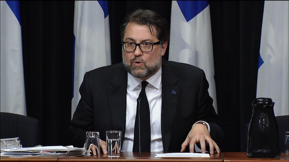 Le ministre québécois de l’Immigration, David Heurtel, lors de son point de presse mercredi sur les changements apportés à la consultation sur la discrimination systémique et le racisme au Québec