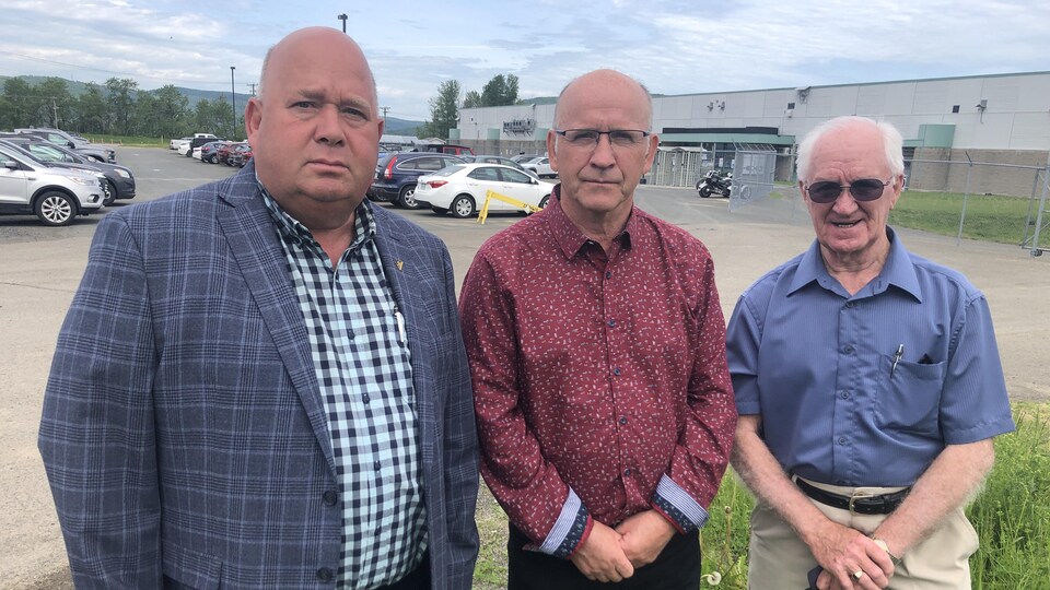 Les trois maires à l'extérieur de l'usine.