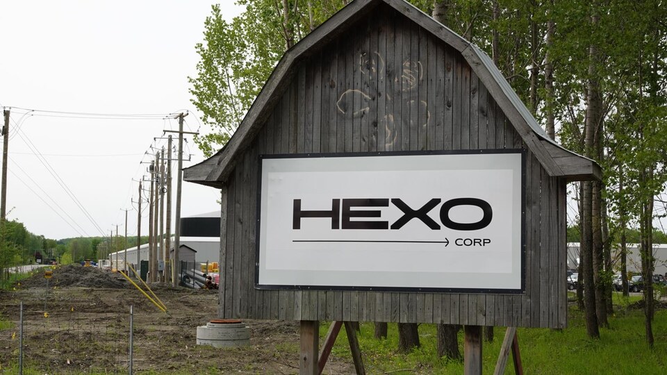 Une affiche de l'entreprise Hexo Corp.