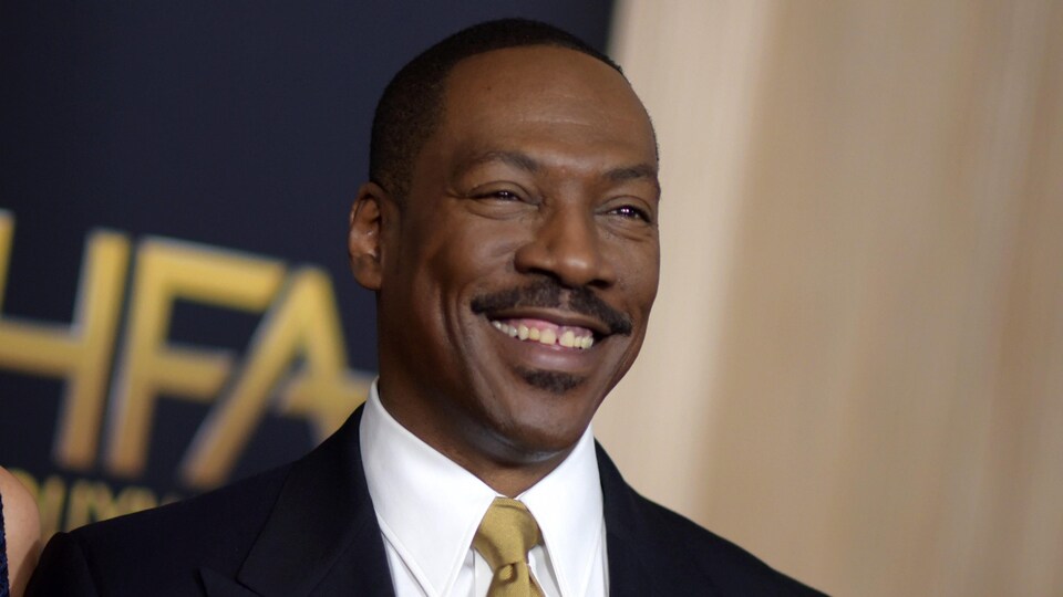 Portrait d'Eddie Murphy souriant et portant un costume