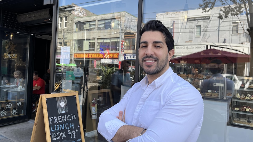 Hicham Bouseksou se croise les bras, le sourire aux lèvres, devant la pâtisserie.