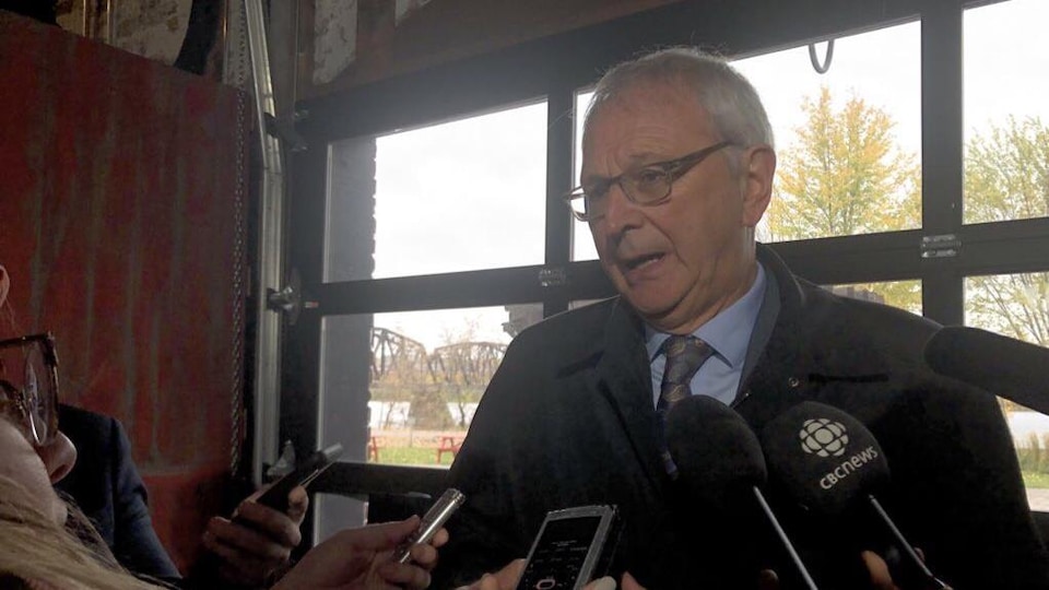 Blaine Higgs répondant à des questions de journalistes.
