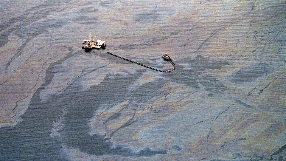 Opération de récupération du pétrole en mer dans le détroit du Prince William, une semaine après le déversement de l'Exxon Valdez.