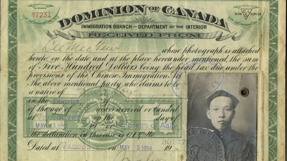 Un certificat de taxe d'entrée pour un immigrant âgé de 25 ans, arrivé à Vancouver le 5 mai 1914. 