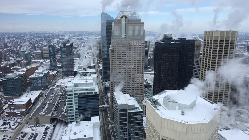 Les tours du centre-ville de Calgary sous la neige.