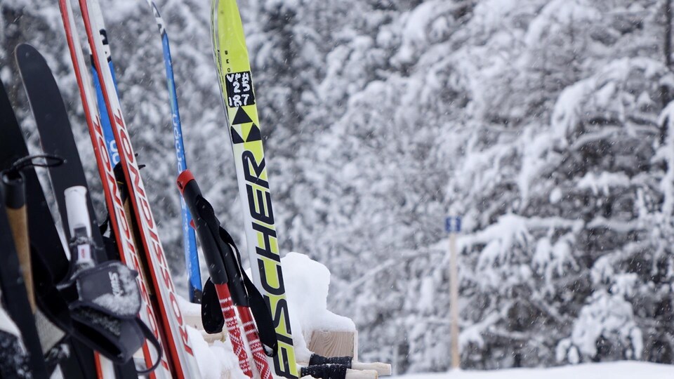 Des skis de fond posés sur un support au Club Mouski, à Sainte-Blandine.  
