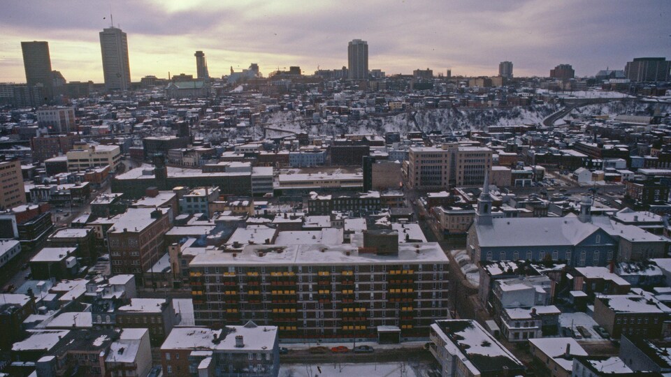 HLM Jacques-Cartier, dans le quartier Saint-Roch, en hiver, avec la haute-ville et le soleil couchant qui surplombent la basse-ville