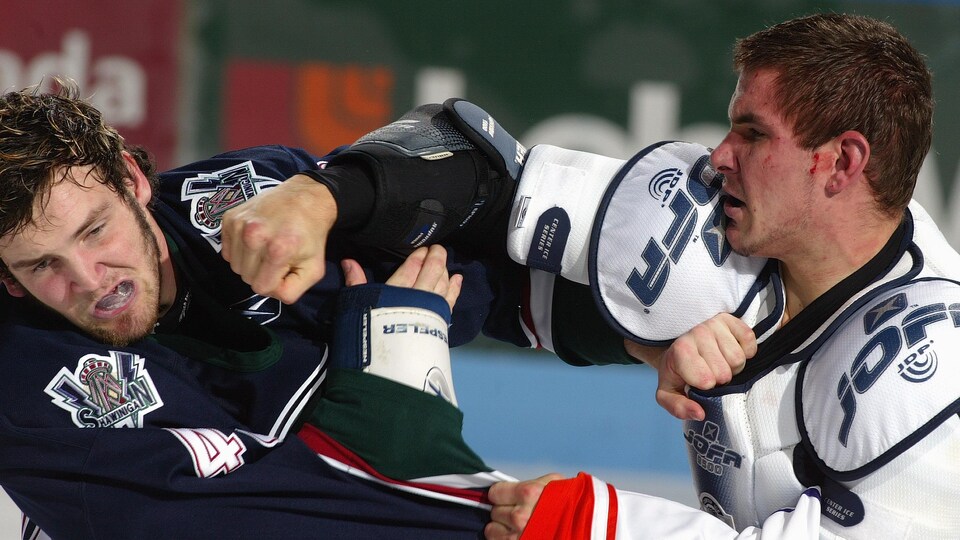 Deux joueurs de hockey se battent
