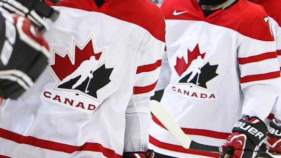 Gros plan de deux joueurs de hockey portant le chandail de Hockey Canada