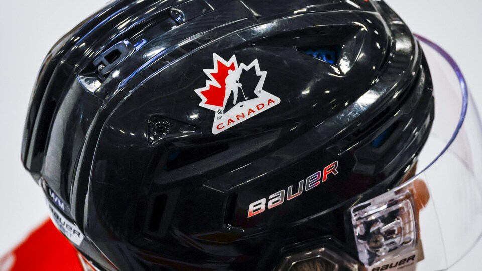 Le logo de Hockey Canada apparaît sur le casque d'un joueur.