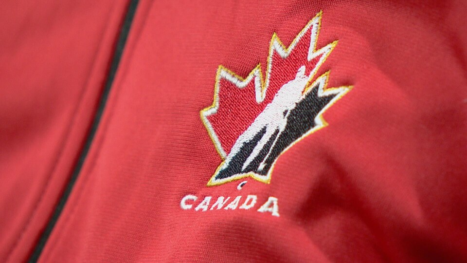 Un gros plan du logo de Hockey Canada sur un veston
