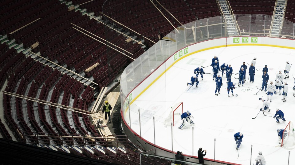 Les Canucks s'entraînent dans un aréna vide.