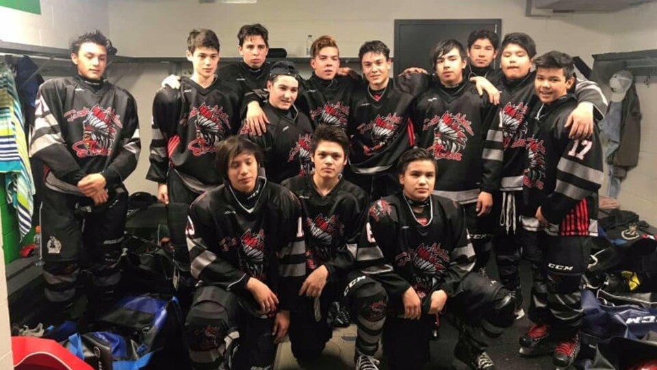 L’équipe de hockey Élites bantam AAA des Premières Nations est composée de joueurs de 13 et 14 ans originaires de plusieurs communautés autochtones du Québec, de l'Ontario et de la Nouvelle-Écosse.