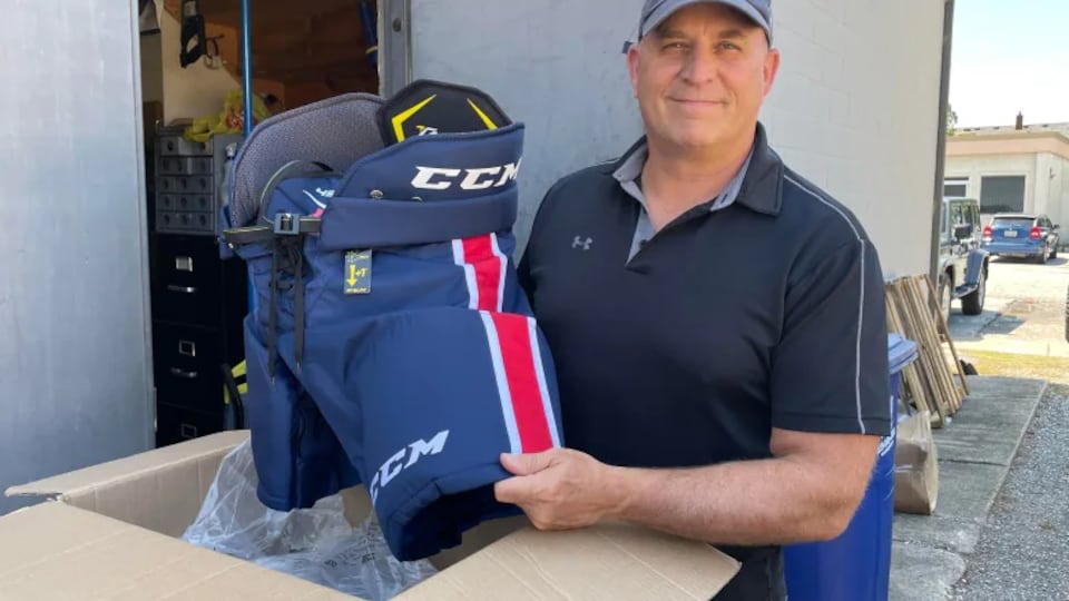 David Bellaire présente un équipement de hockey.