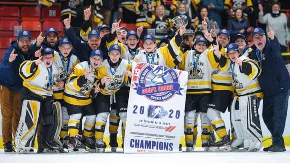 Une équipe de hockey sur la glace avec une bannière avec l'inscription Champions.
