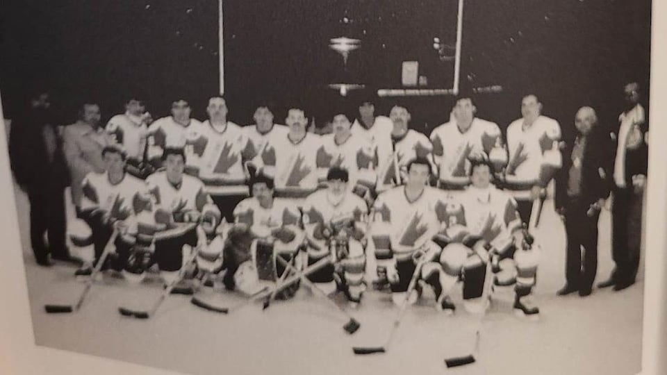 Photo d'archives d'une équipe de hockey en 1982.