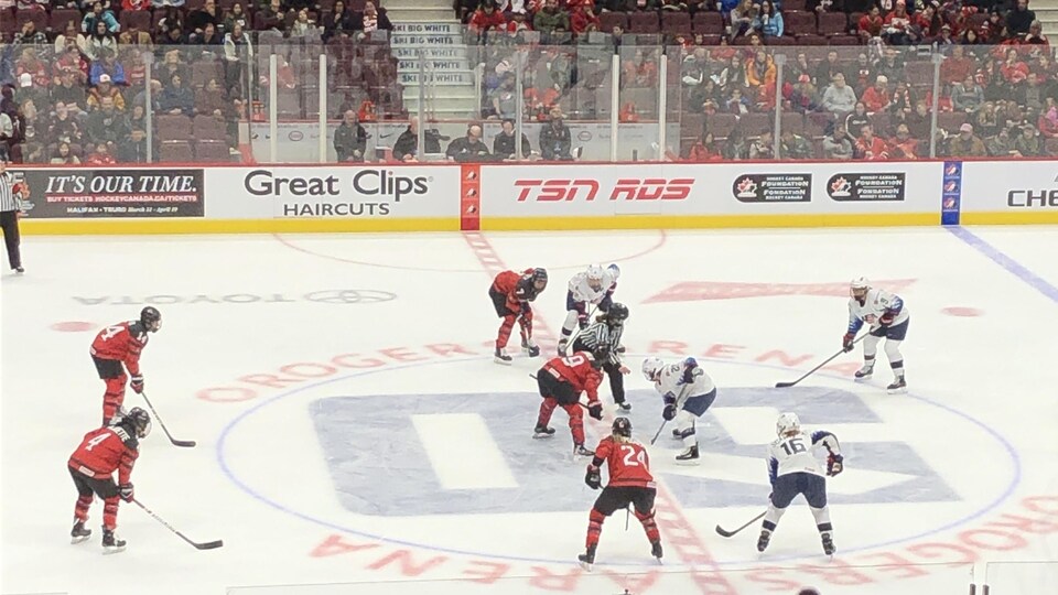 Les Canadiennes et les Américaines attendent la mise au jeu.
