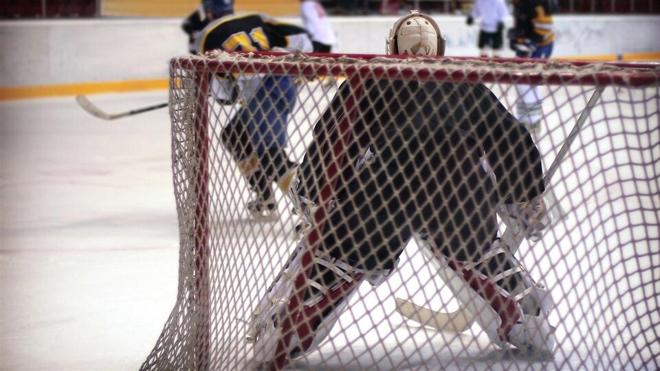 Joueurs de hockey avec gardien de but.