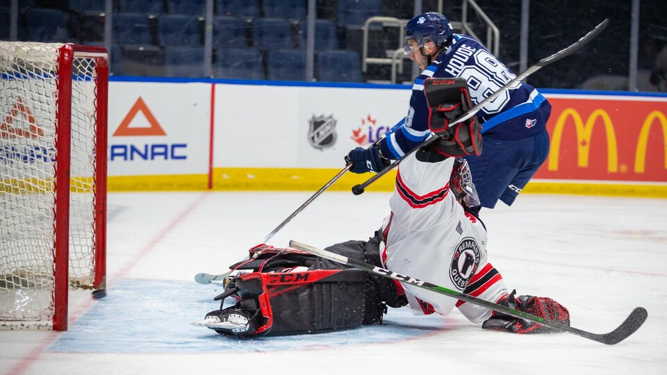 Un joueur de hockey compte un but.