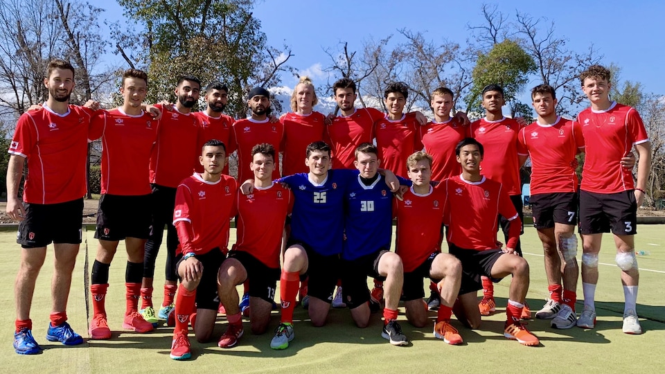 Les joueurs posent pour la caméra lors d'une photo d'équipe officielle.