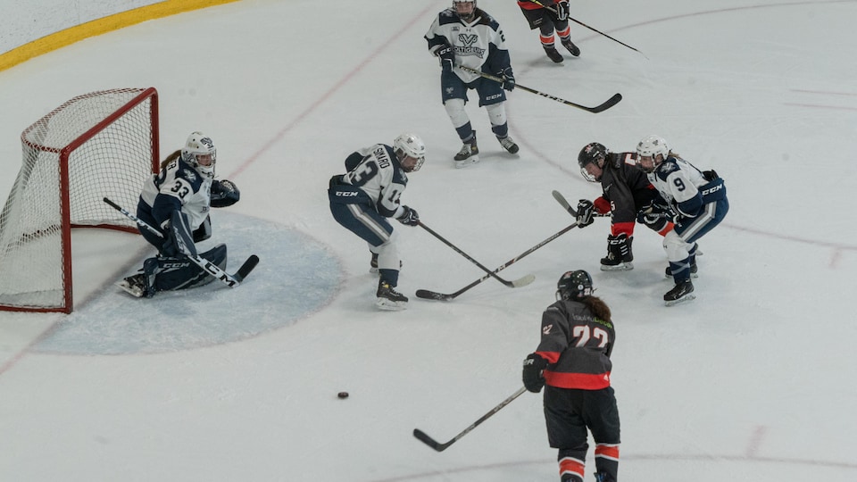 Deux équipes s'affrontent au hockey sur glace à l'aréna de Rimouski. 