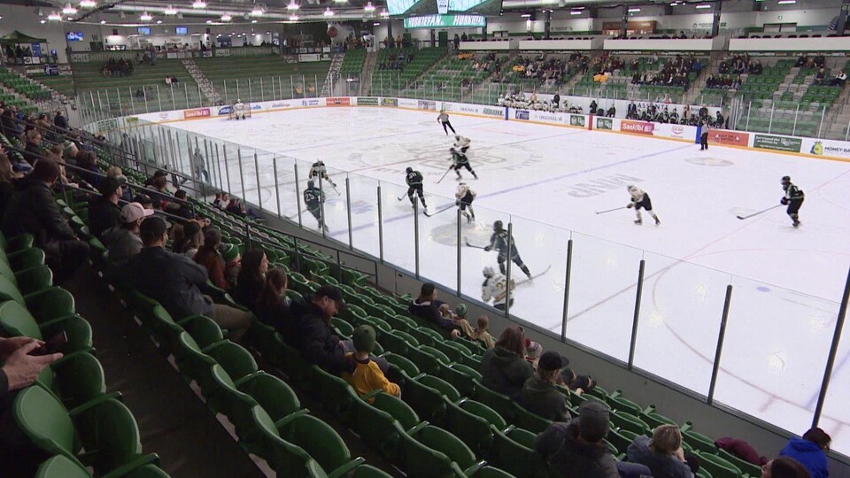 Un match entre les Huskies de l'université de la Saskatchewan et les Cougars de l'universite de Regina lors du U-Prairie Challenge le 5 février 2023.