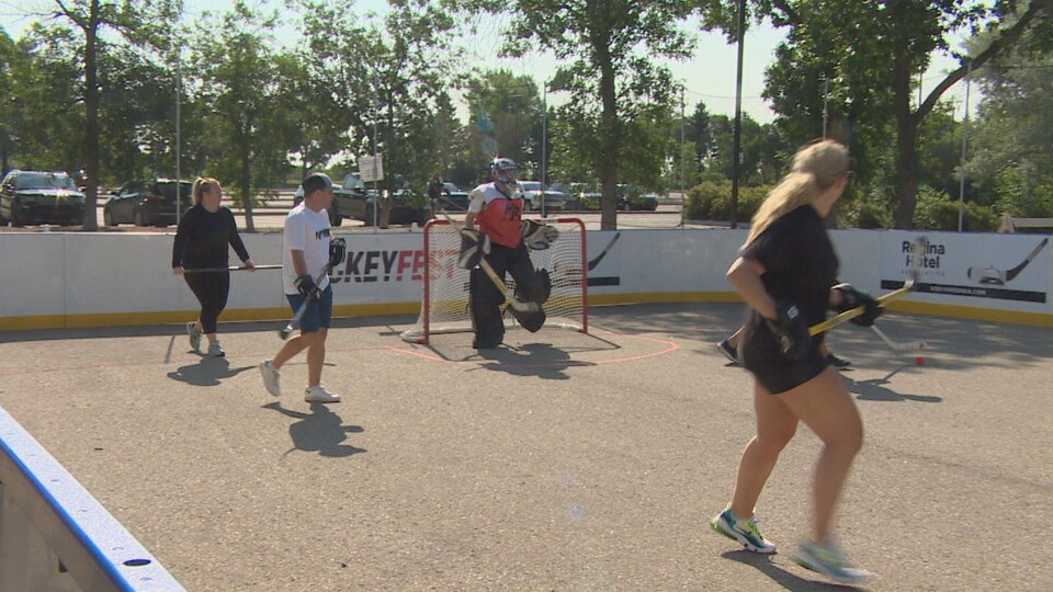Des joueurs de hockey-bottine.