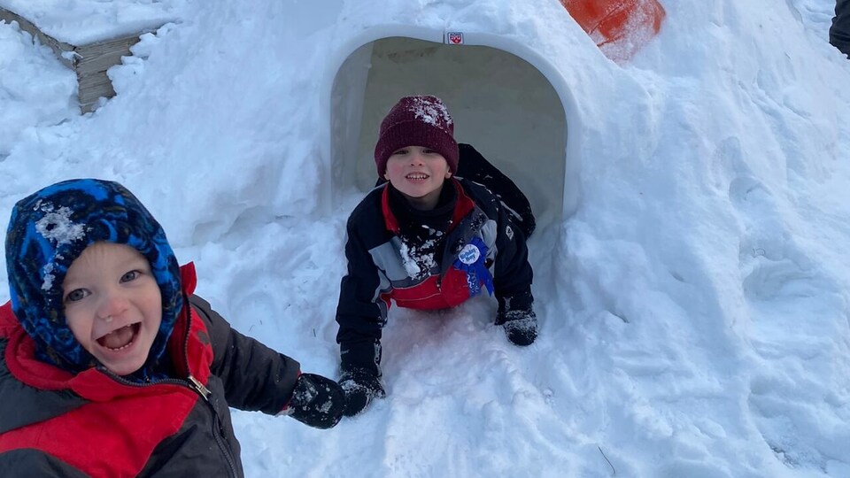 Les deux fils d'Holly Crompton jouant dans la neige.