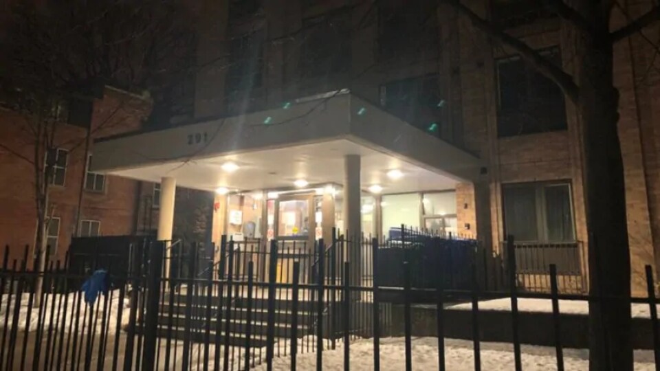 Le seuil de l'entrée principale d'un bloc à appartements.