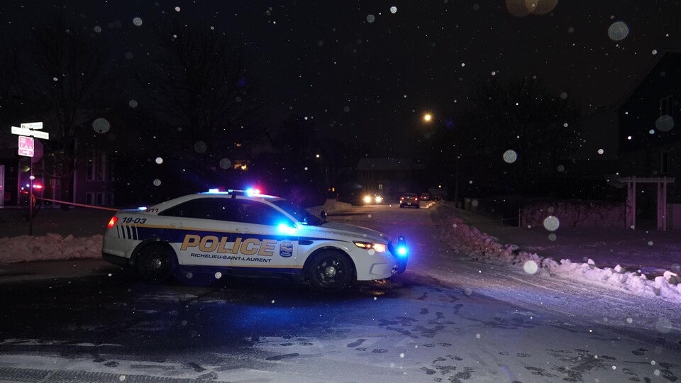 Une voiture de police sous la neige.
