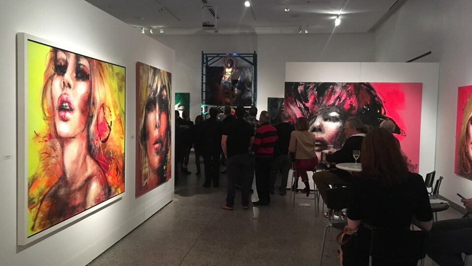 Des gens à l'exposition