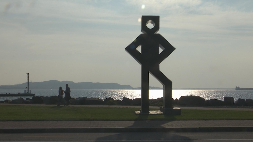 La sculpture en fer située sur le quai de Sept-Îles face aux îles. 