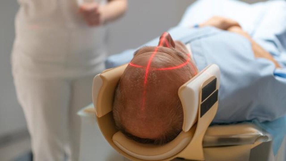 Un homme passe un examen d'imagerie à haute résolution.