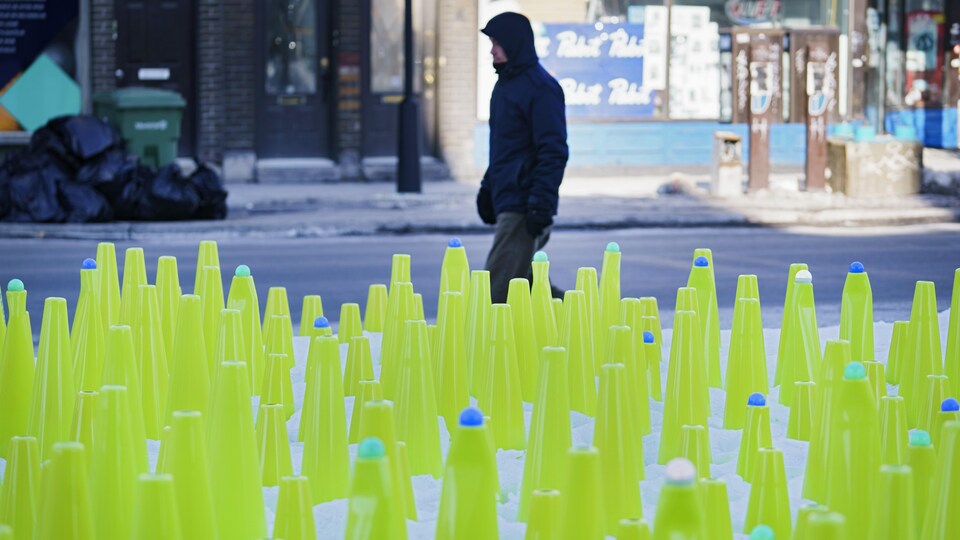 Un homme devant une installation artistique.