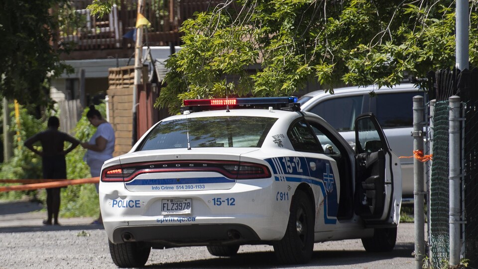 Une voiture de police dans une rue de Montréal.