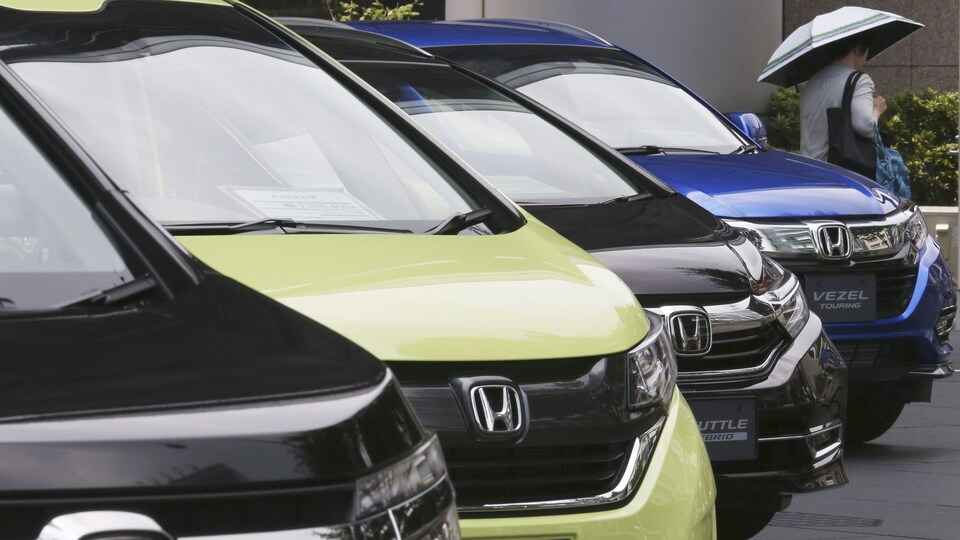 Des voitures Honda garées en rangée.