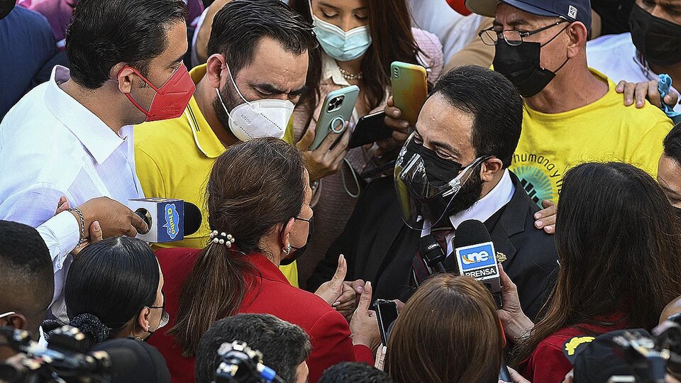 La présidente élue Xiomara Castro discute avec Luis Redondo.