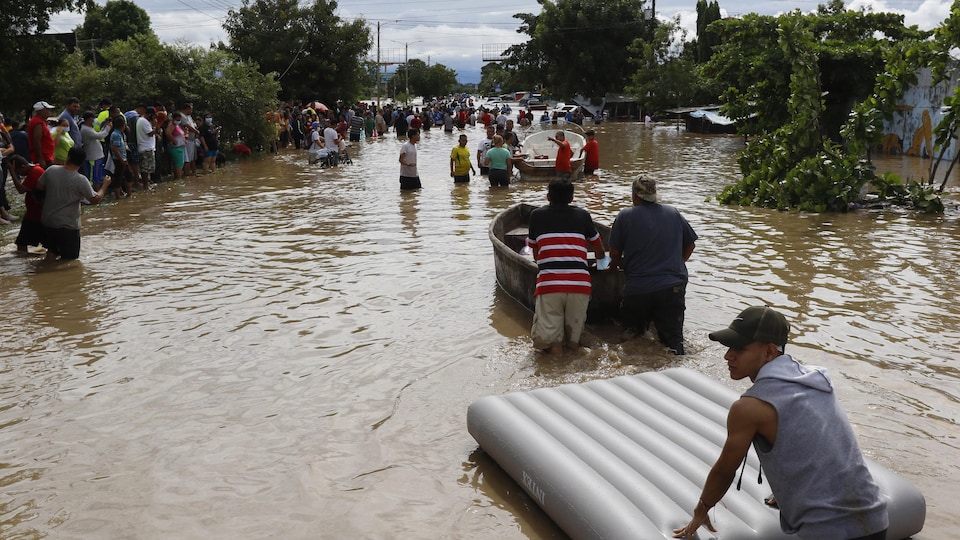 Les sinistrés de l'ouragan Eta à Jerusalen au Honduras, le 5 novembre 2020.