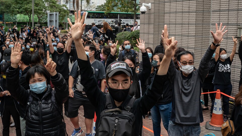 Des dizaines de manifestants masqués. 