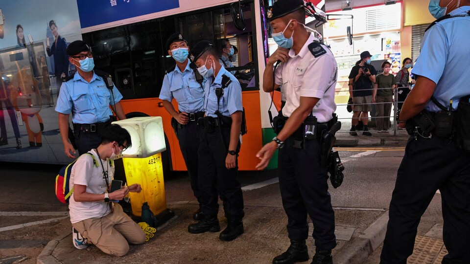 Un homme est interpellé par la police dans une rue de Hong Kong
