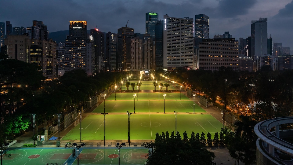 Des lumières éclairent les terrains de football fermés du parc Victoria à Hong Kong.