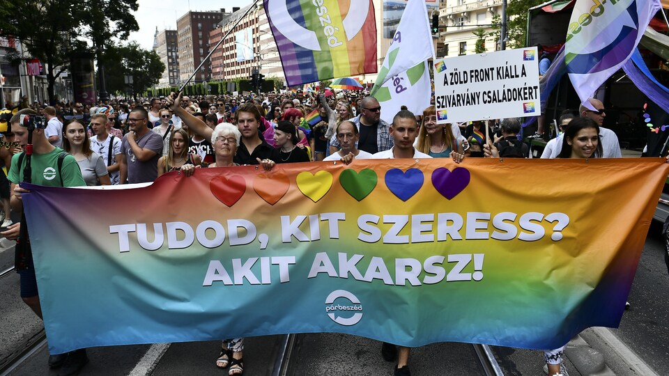 Des manifestants à Budapest tenaient une bannière sur laquelle on peut lire «Savez-vous qui vous aimez? Qui vous voulez!» le samedi 24 juillet 2021.