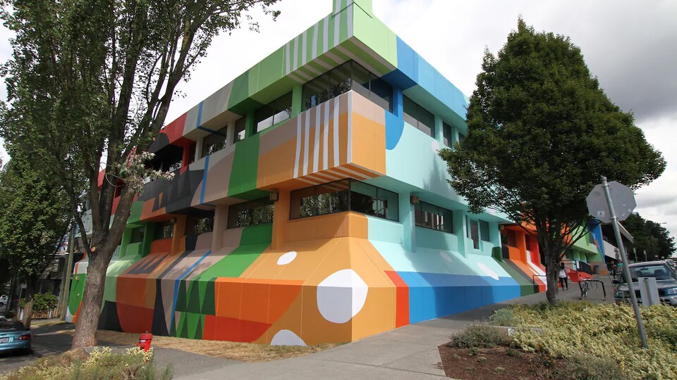 Un immeuble vivement coloré.