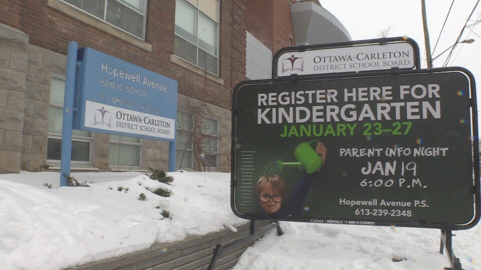 Une pancarte devant l'École publique Hopewell Avenue