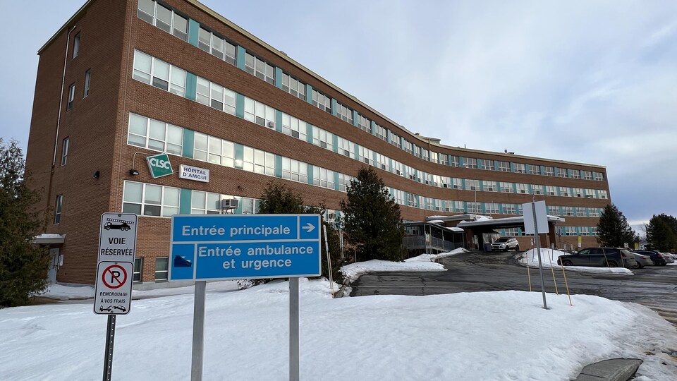L'entrée principale de l'hôpital d'Amqui, l'hiver.